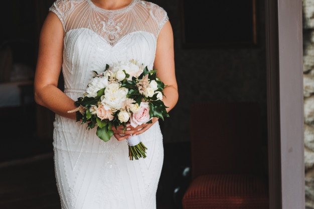 beautiful plus sized bride holding her wedding bouquet 110539 168