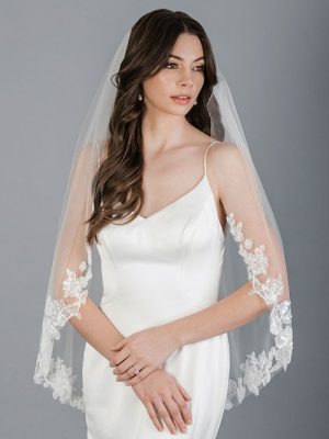V7681 Lace Bridal Veil 01