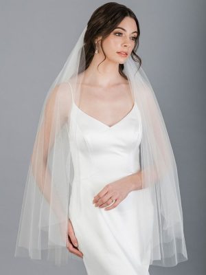 V7687 Classic Bridal Veil 01